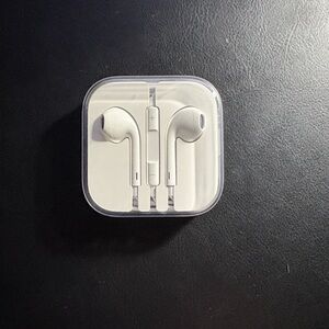 Apple EarPods with 3.5 mm plug wired